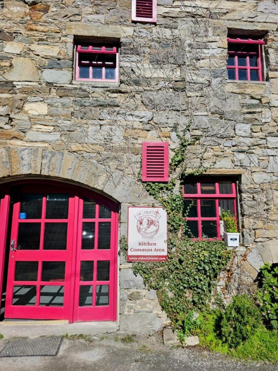 Old Mill Holiday Hostel Westport Exteriör bild